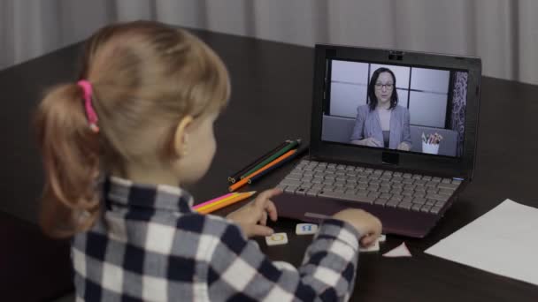 Enfants enseignement à distance sur ordinateur portable. Leçon en ligne à la maison avec une enseignante — Video