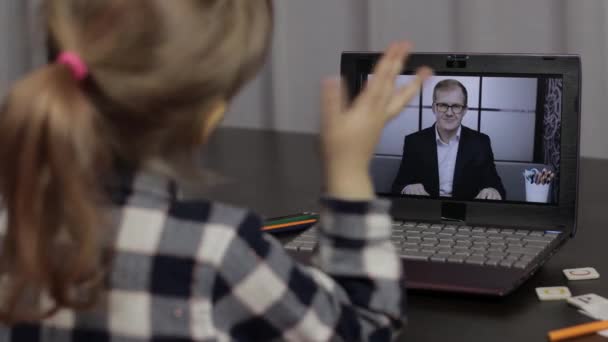 Istruzione di distanza di scolaro di bambini su computer portatile. Lezione online a casa con insegnante — Video Stock