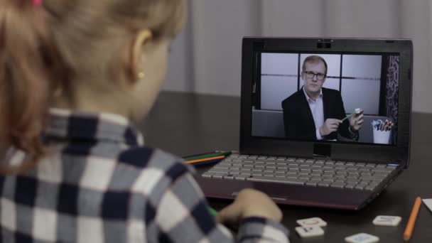 Leçon d'éducation à distance des élèves avec l'enseignant, à l'aide d'un ordinateur portable numérique à la maison 