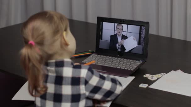 Lección de educación a distancia para alumnas con profesor, utilizando un portátil digital en casa — Vídeo de stock