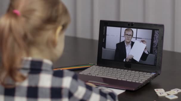 Les enfants étudient à distance sur ordinateur portable. Leçon en ligne à la maison avec professeur — Video