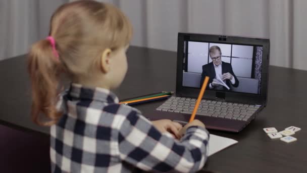 Les enfants étudient à distance sur ordinateur portable. Leçon en ligne à la maison avec professeur — Video