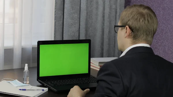 Man have video call conference on laptop with green screen. Distance work online — Stock Photo, Image
