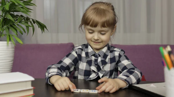 Kinderen die thuis videogesprekken voeren over onderwijs op afstand. Webcam weergave — Stockfoto