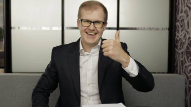 Erkek öğretmen video görüşmesi yapıyor. Evden çocuk sınıfıyla uzaktan eğitim