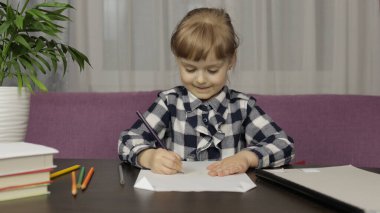 Çocuklar evde uzaktan eğitim kursu alırken video çekiyor. Web kamerası görünümü