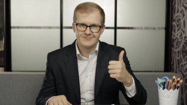 Erkek öğretmen video görüşmesi yapıyor. Evden çocuk sınıfıyla uzaktan eğitim