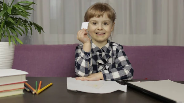 Kinderen die thuis videogesprekken voeren over onderwijs op afstand. Webcam weergave — Stockfoto