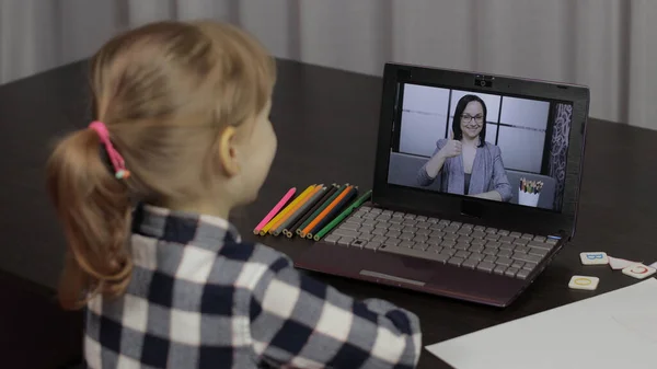 La educación a distancia de los niños en portátil. Clases en línea en casa con una profesora —  Fotos de Stock