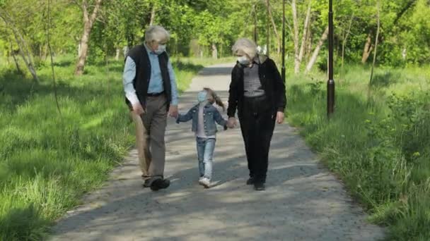 Grandparents with granddaughter takes off masks after coronavirus quarantine end — Stock Video