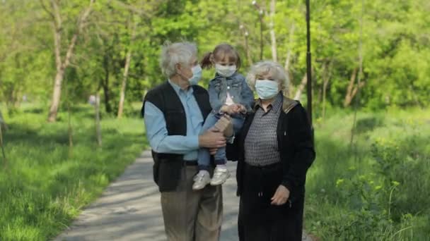 코로나 바이러스 격리 조치가 끝나면 조부모의 가족 이 의료용 마스크를 벗는다 — 비디오