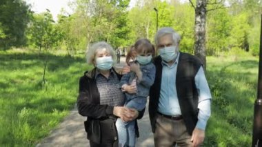 Torunu olan büyükannesi ve büyükbabası koronavirüs karantinasından sonra maske takıyor.