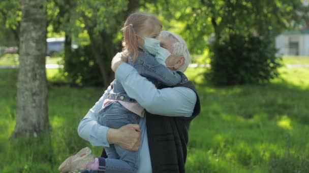 Дедушка с внучкой снимает маски после окончания карантина коронавируса — стоковое видео