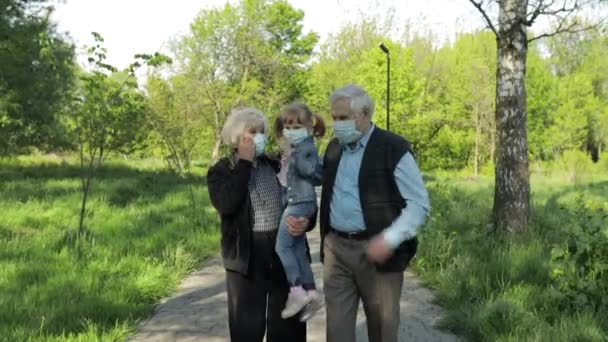Familie der Großeltern zieht nach Ende der Coronavirus-Quarantäne medizinische Masken ab — Stockvideo