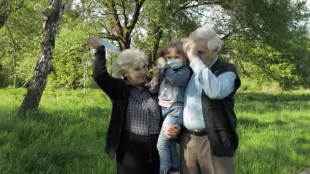Familie van grootouders doet medische maskers af na coronavirus quarantaine einde — Stockvideo