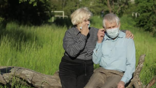 Familjen äldre par tar av sig medicinska masker efter karantänslutet för coronavirus — Stockvideo