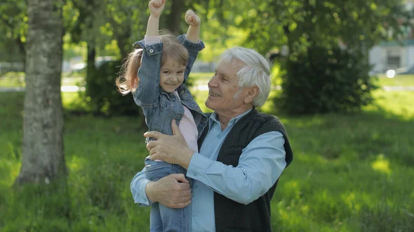 Retrato de la sonrisa feliz abuelo y nieta en el parque de verano — Foto de Stock