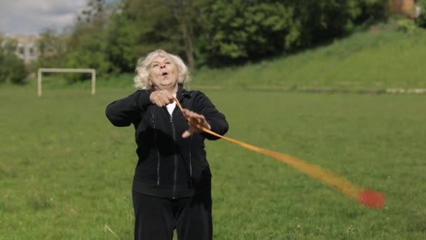 Aktiva äldre 80 år gammal kaukasisk kvinna gör morgon fysiska övningar — Stockvideo