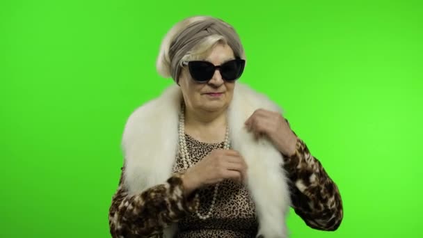 Starsza, stylowa babcia. kaukaska kobieta pozowanie na tle chroma klucz — Wideo stockowe