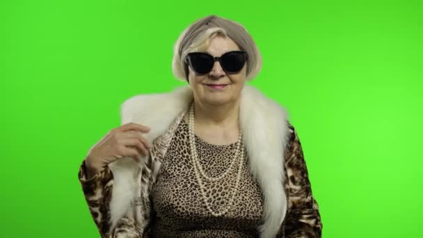 Starsza stylowa, modna babcia. Biała kobieta pozowała. Klucz chromowy — Wideo stockowe