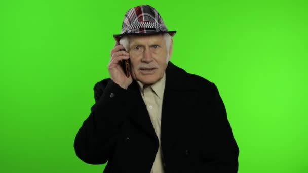 Ηλικιωμένοι κομψό καυκάσιος παππούς άνθρωπος χρησιμοποιώντας smartphone για online αγορές — Αρχείο Βίντεο