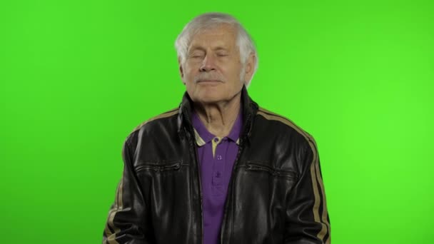 Idős kaukázusi nagypapa rocker és motoros férfi a chroma kulcs háttér — Stock videók