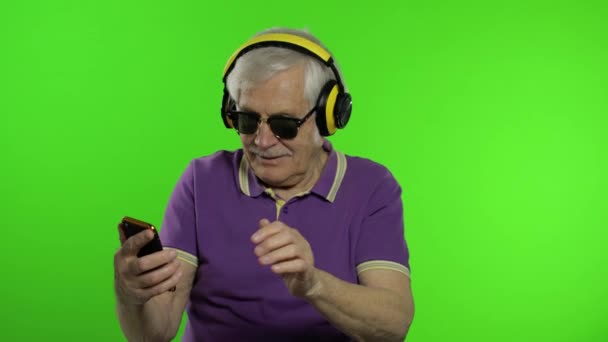 Elderly stylish caucasian grandfather man using smartphone for online shopping — Stock Video