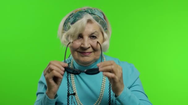 Elderly stylish trendy grandmother. Caucasian woman posing. Chroma key — Stock Video