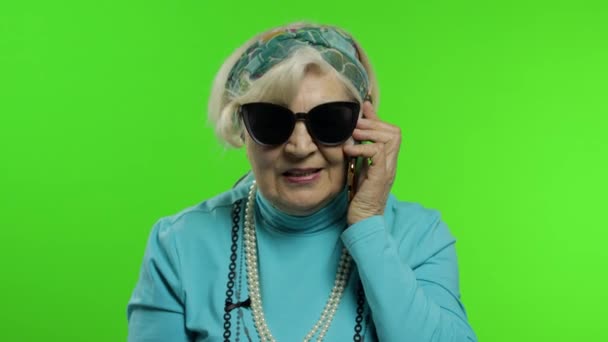 Elderly stylish caucasian grandmother woman talking on mobile phone. Chroma key — Stock Video