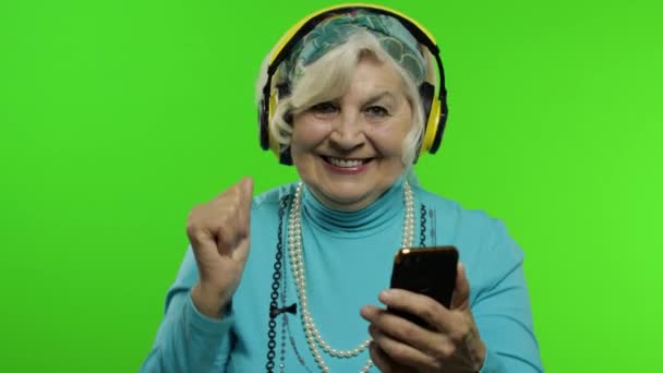 Nonna anziana. Donna caucasica. Balla, festeggia, ascolta musica. Chiave cromatica — Video Stock