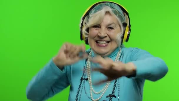 Γριά γιαγιά. Λευκή γυναίκα. Χορέψτε, γιορτάστε, ακούστε μουσική. Κλειδί χρωμίου — Αρχείο Βίντεο