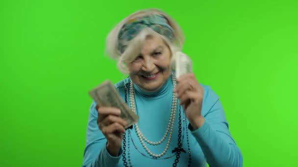Yaşlı büyükanne. Para dolu beyaz kadın kutlama yapıyor, gülümsüyor. — Stok video