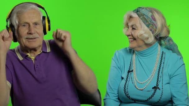 Ältere ältere ältere Ehepaar Familie Großeltern genießen reden, umarmen. Chroma-Schlüssel — Stockvideo