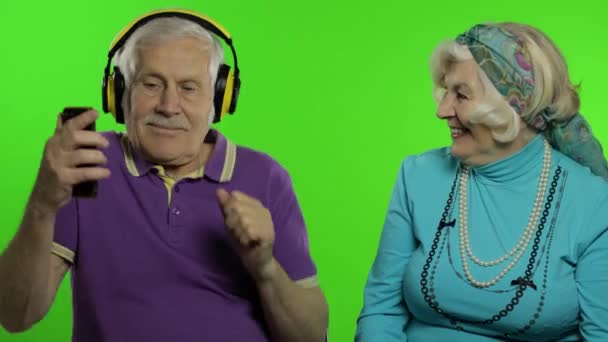 Les grands-parents de la famille du vieux couple mûr aiment parler, s'embrasser. Clé chromatique — Video