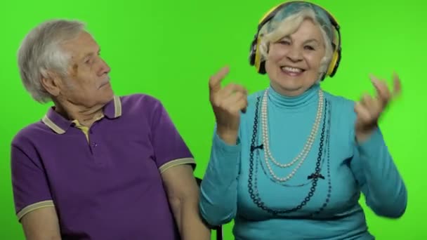 成熟した高齢者のカップルの家族の祖父母、抱擁話をお楽しみください。クロマキー — ストック動画