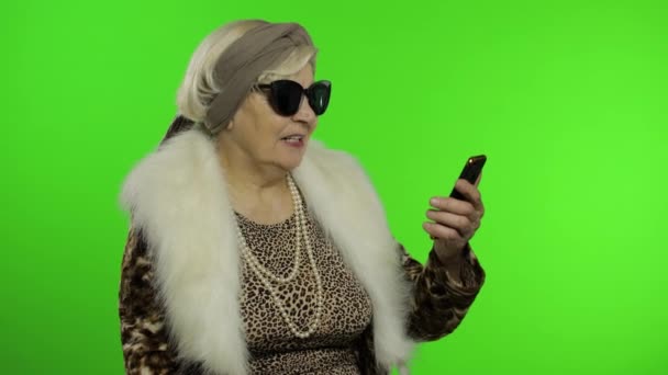 Les personnes âgées caucasiennes grand-mère utiliser smartphone pour parler appel vidéo. Clé chromatique — Video