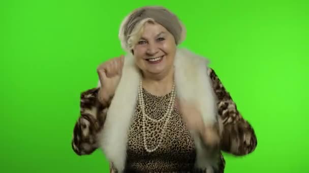 Anziani alla moda nonna. Donna caucasica che balla, festeggia. Chiave cromatica — Video Stock