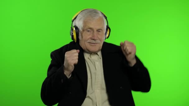 Elderly caucasian grandfather man dance, celebrate, listen music. Chroma key — Stock Video