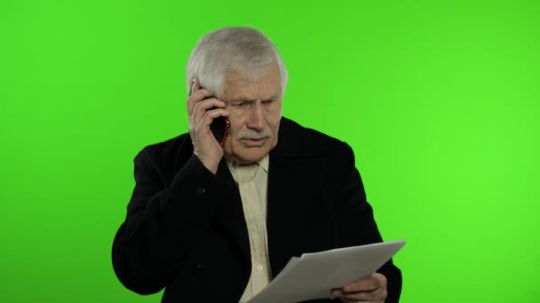 W podeszłym wieku stylowy biały dziadek człowiek niezadowolony rozmawiając przez telefon komórkowy — Wideo stockowe