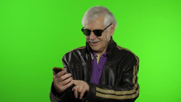 Anziani uomo elegante nonno caucasico utilizzando smartphone per lo shopping online — Video Stock