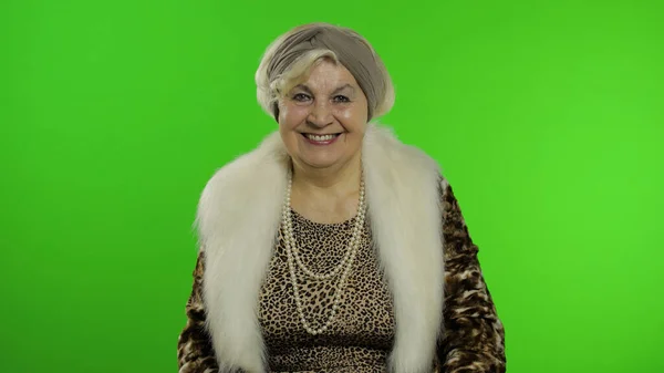 年迈时髦的祖母.在彩色关键背景上摆姿势的白人妇女 — 图库照片