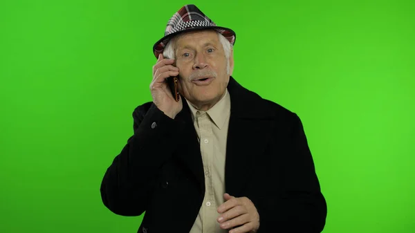 Anciano elegante caucásico abuelo hombre usando smartphone para compras en línea — Foto de Stock