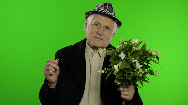 Anciano caucásico abuelo hombre con ramo de flores y anillo va a la fecha — Foto de Stock