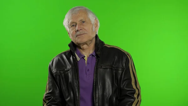 Anziani caucasico nonno rocker e motociclista uomo su croma chiave di sfondo — Foto Stock
