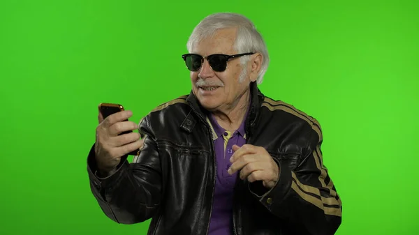 Âgé élégant caucasien grand-père homme en utilisant smartphone pour appel vidéo en ligne — Photo