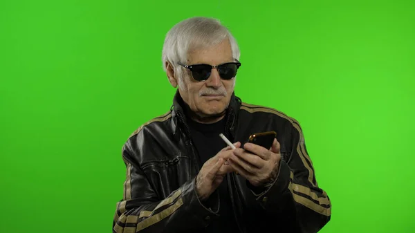 Idosos elegante homem avô caucasiano usando smartphone para compras on-line — Fotografia de Stock