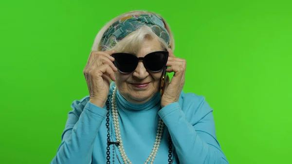 Ancianos elegante mujer abuela caucásica hablando por teléfono móvil. Clave de croma — Foto de Stock