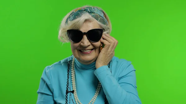Anziani elegante donna nonna caucasica parlando sul telefono cellulare. Chiave cromatica — Foto Stock