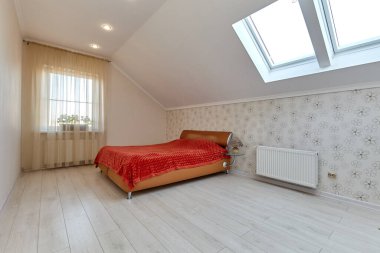 Güzel bir iç mekanı olan yatak odası.