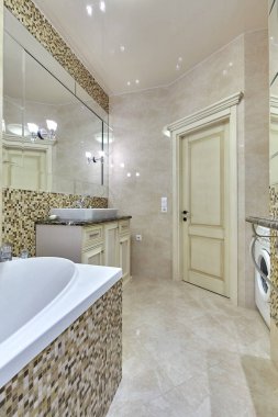 İçi güzel olan bir banyo.